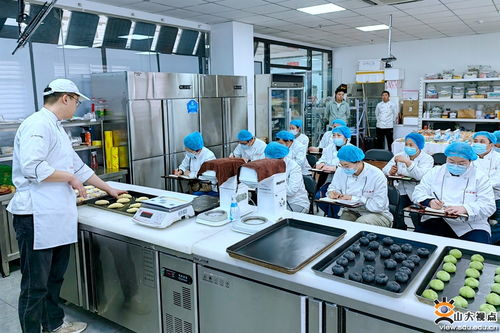 食光煥新，焙香滿園——記飲食中心春夏烘焙新品發(fā)布暨學(xué)生食堂烘焙飲品技能培訓(xùn)